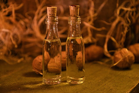 láhev, lahví, brandy, napít se, alkoholik, alkohol, alkoholický nápoj, ovocné brandy, jídlo a pití, sklenka, kontejner, občerstvení, stůl, sklo - materiál, vybavení domácností, nápojová sklenice, pivo - alkohol, víno, zaměřit se na popředí, lahev vína, nikdo, pivo, uvnitř, pivní lahev, jídlo, stolování, pití, luxus, 5K, CC0, veřejná doména, bez autorských práv