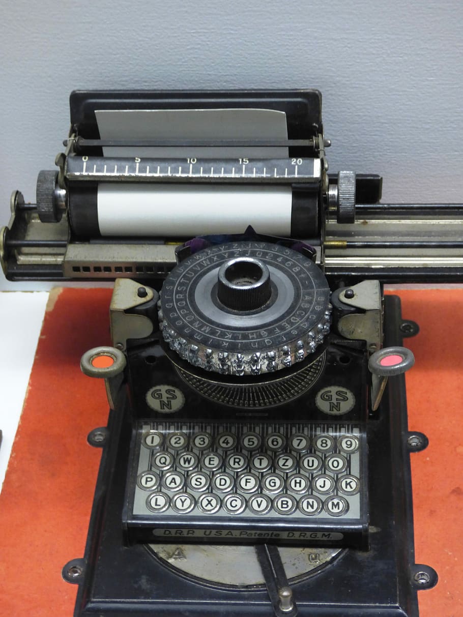 màquina, màquina d’escriure, imprimir, Font, lletres, escriure, tall, poema, text, poeta, escriptor, llibre, passat de moda, maquinària, el passat, antiguitat, estil retro, tecnologia, vell, primer pla, comunicació, a l'interior, cap gent, vista d’angle alt, metall, taula, natura morta, equipament, part de la màquina, nombre, analògic, 4K
