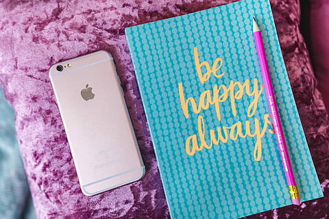 azul, cuaderno, rosado, auriculares, dulce, bollo, iphone, pan dulce, feliz, teléfono inteligente, diario, multi color, púrpura, de cerca, nadie, comunicación, color rosa, texto, escritura occidental, día, vista de alto ángulo, adentro, centrarse en primer plano, naturaleza muerta, textil, mensaje, toalla, dispositivo de información portátil, financiar, 5K