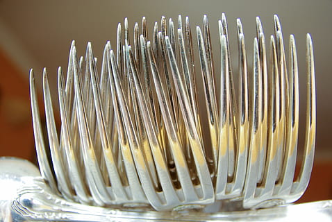 fourches, coutellerie, argenterie, les dents, à l'intérieur, fermer, grand groupe d'objets, personne, nature morte, abondance, se concentrer sur le premier plan, modèle, brosse à cheveux, bol, couleur blanche, table, aliments, objet fabriqué par l'homme, récipient, fait par l'homme, métal, Nourriture et boisson, bois - matériau, nourriture italienne, 4K, CC0, domaine public, libre de droits
