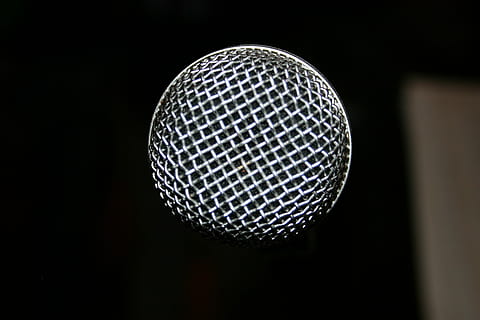teknologi, mikrofon, mikro, musik, natklub, diskotek bold, kunstkultur og underholdning, input enhed, indendørs, tæt på, natteliv, enkelt objekt, fokus på forgrunden, nat, ydeevne, sort baggrund, ingen mennesker, metal, meddelelse, udstyr, studio skud, sølvfarvet, 4K, CC0, offentligt domæne, royaltyfrie