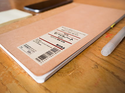 cuaderno, bloc, papel, bolígrafo, oficina, escritorio, madera, negocio, trabajo, mesa, adentro, material de madera, nadie, de cerca, comunicación, naturaleza muerta, enfoque selectivo, texto, vista de alto ángulo, número, escritura occidental, marrón, educación, solo objeto, etiqueta, financiar, centrarse en primer plano, pequeño grupo de objetos, 4K
