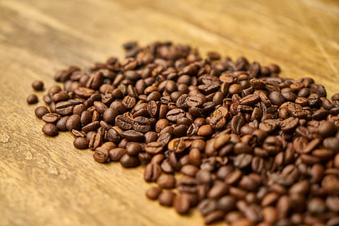 cafè, nucli, cafeïna, cuina, menjar, fotografia, fusta, espresso, foto de menjar, cappuccino, bon dia, nutrició, al matí, marró, despertar, foto, macro, fons, taula, latte, llavor, cafeteria, colombia, fresc, estil de vida saludable, alimentació saludable, foto del producte, orgànic, verd, salut, saludable, dieta, textura, vegetarià, detall, ningú, vegà, primer pla, menjar i beguda, cafè - beguda, gra de cafè torrat, gran grup d'objectes, torrat, beure, enfocament selectiu, frescor, cap gent, perfumat, natura morta, abundància, a l'interior, refresc, efecte texturat, begudes sense alcohol, 5K, CC0, domini públic, lliure de regalies
