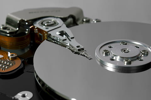 tvrdý, disk, disko, počítač, data, technologie, řídit, pevný disk, detail, ks, hudba, kov, hudební nástroj, lesklý, umělecká kultura a zábava, nikdo, uvnitř, hudební vybavení, zařízení, spojení, studio shot, stříbro - kov, počítačové vybavení, vysoký úhel pohledu, stříbrné barvy, elektrické zařízení, čistý, 5K, CC0, veřejná doména, bez autorských práv