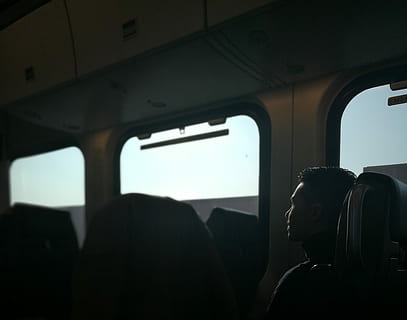 person, sidder, togstol, mand, togstole, vindue, bus, tog, han-, køretøj interiør, transportform, rigtige mennesker, transportmidler, rejse, livsstil, voksen, herrer, hovedskud, fly, fritidsaktivitet, mennesker, Kvinder, offentlig transport, passager, dag, bilsæde, udendørs, 2K, CC0, offentligt domæne, royaltyfrie
