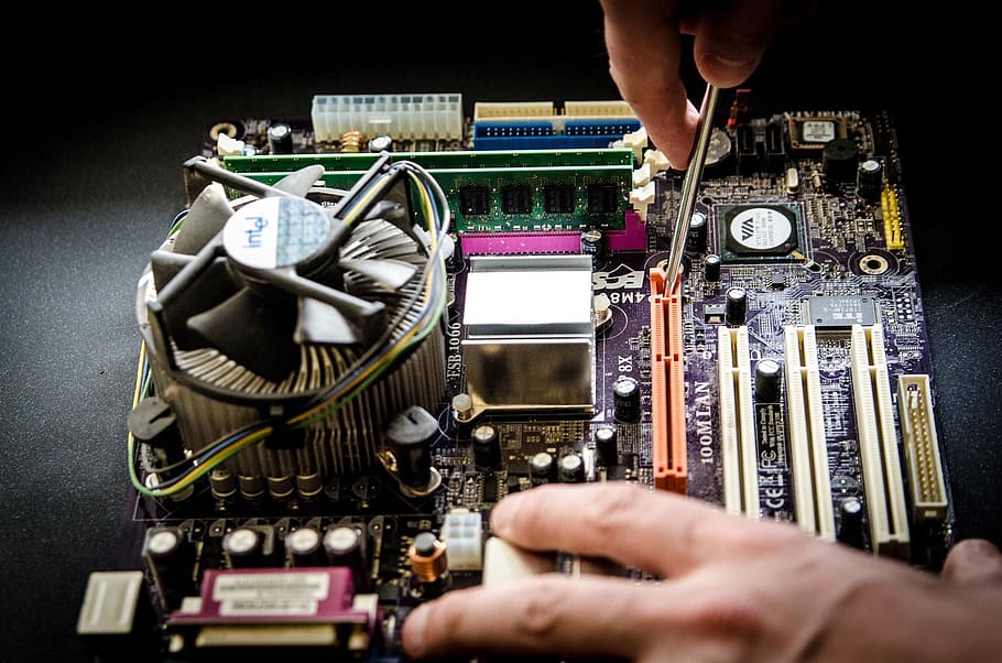 la personne, en portant, vis, fixation, multicolore, carte mère d'ordinateur, un service, des ordinateurs, réparation, électronique, ordinateur, équipement informatique, il, Composants, La technologie, équipement, réparer, partie informatique, technicien, composant électrique, circuit imprimé, fermer, Industrie électronique, partie de, main humaine, main, partie du corps humain, une personne, à l'intérieur, lien, travail, Vrais gens, Occupation, industrie, Hommes, adulte, complexité, doigt, équipement électrique, 1080P