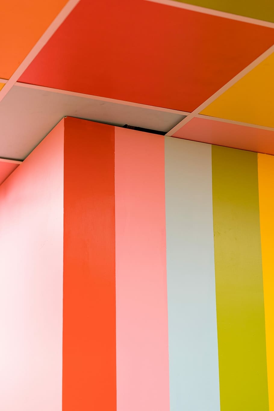sense títol, paret, color, ratlles, negreta, colorit, multicolor, vermell, groc, patró, marc complet, cap gent, arquitectura, funció de construcció de parets, fons, color taronja, estructura construïda, color vibrant, primer pla, a l'interior, modern, elecció, edifici, variació, resum, columna arquitectònica, sostre, mostra de color, 5K