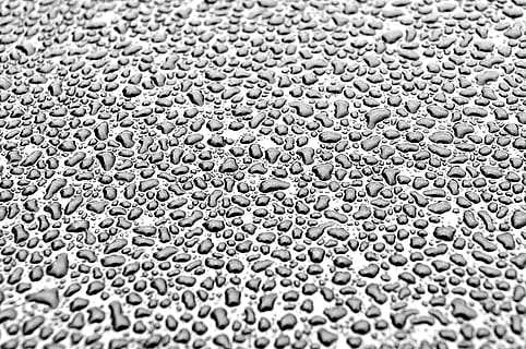 Wassertropfen Illustration, Regentropfen, Tropfen, Hintergrund, Wasser, Natur, Element, Jahreszeiten, schwarz, Weiß, Makro, fallen, Hintergründe, abstrakt, Muster, nass, Nahansicht, Flüssigkeit, Regen, texturiert, Tau, Vollbild, keine Leute, Tag, selektiver Fokus, drinnen, grau, High Angle View, große gruppe von gegenständen, Struktureffekt, Kieselstein, 2K, CC0, gemeinfrei, lizenzfrei