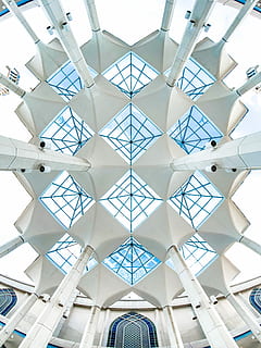 pilars de formigó blanc, edifici, sostre, geometria, islàmic, blau, arquitectura, mesquita, buscant, Cercar, mínim, Malàisia, selangor, shah alam, estructura construïda, vista d’angle baix, patró, a l'interior, modern, vidre - material, cap gent, disseny, penjant, característica arquitectònica, dia, forma geomètrica, forma, metall, Color blanc, llum solar, claraboia, arquitectura i art, directament a sota, 2K, CC0, domini públic, lliure de regalies
