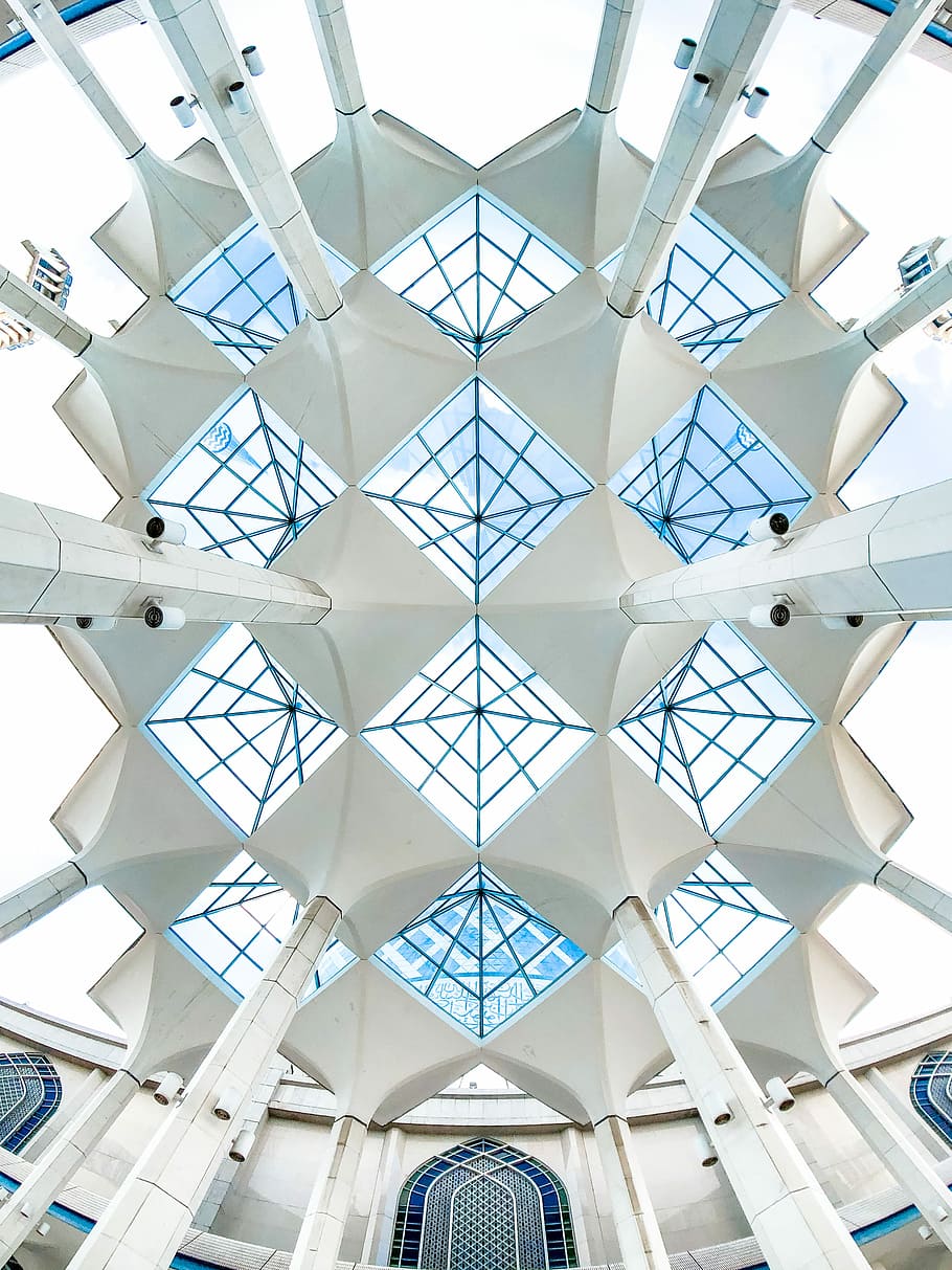 pilars de formigó blanc, edifici, sostre, geometria, islàmic, blau, arquitectura, mesquita, buscant, Cercar, mínim, Malàisia, selangor, shah alam, estructura construïda, vista d’angle baix, patró, a l'interior, modern, vidre - material, cap gent, disseny, penjant, característica arquitectònica, dia, forma geomètrica, forma, metall, Color blanc, llum solar, claraboia, arquitectura i art, directament a sota, 2K