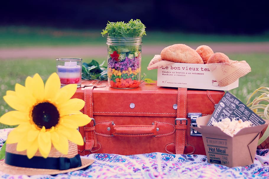 gul, solsikkeblomst, rød, læder æske, solsikke, blomst, læder, sag, mad, sommer, kurv, frugt, natur, udendørs, friskhed, sund kost, grøn farve, picnic, landlige scene, mad og drikke, bord, ingen mennesker, drikke, tekst, plante, blomstrende plante, meddelelse, beholder, vestlige script, dag, detail, forfriskning, krukke, glas, 1080P