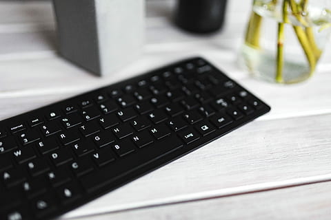 noir, clavier, des crayons, blanc, table, bouteille, plante, ordinateur, portable, clavier d'ordinateur, La technologie, affaires, Bureau, l'Internet, pc, personne, moniteur d'ordinateur, Technologie sans fil, fermer, la communication, lien, à l'intérieur, équipement informatique, Nourriture et boisson, vue grand angle, mise au point sélective, nature morte, bois - matériau, partie informatique, se concentrer sur le premier plan, clé d'ordinateur, 5K, CC0, domaine public, libre de droits