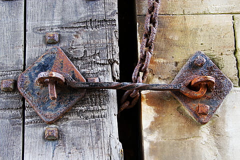 fotografia, marró, metall, pestell, captura, bloqueig, porta, seguretat, porta, seguretat, tancar, segur, casa, vell, ferro, gestionar, entrada, accés, protecció, vintage, retro, tancament, òxid, acer, fusta, textura, antic, metàl·lic, envellit, rústic, resistent, material de fusta, cap gent, primer pla, dia, a l'aire lliure, rovellat, declivi, deteriorament, abandonat, cadenat, 5K, CC0, domini públic, lliure de regalies