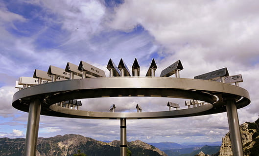indication, direction, les montagnes, cercle, randonnée, signal, ciel, nuage - ciel, la nature, architecture, journée, structure construite, personne, Montagne, en plein air, extérieur du bâtiment, faible angle de vue, forme, chaîne de montagnes, Destinations de voyage, moderne, ville, paysages - nature, La technologie, paysage, lumière du soleil, 4K, CC0, domaine public, libre de droits