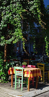 restaurace, venkovní, stolování, stůl, židle, Řecko, sedadlo, rostlina, strom, Příroda, absence, nikdo, dřevo - materiál, architektura, prázdný, den, stavba, kavárna, slunečního světla, venku, nábytek, budova, podnikání, nastavení, 4K, CC0, veřejná doména, bez autorských práv