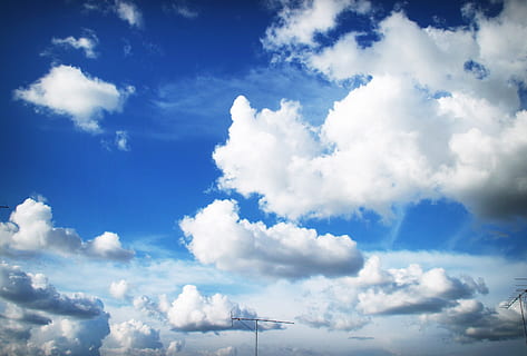 lys, natur, himmel, skyer, atmosfære, blå himmel, cloudscape, overskyet, dag, dagslys, fluffy, udendørs, naturskøn, sky - himmel, blå, scenics - natur, skønhed i naturen, sollys, hvid farve, ingen mennesker, miljø, teknologi, lav vinkel visning, meteorologi, vind, lyse, tjavsede, Stærkt oplyst, ren, 2K, CC0, offentligt domæne, royaltyfrie