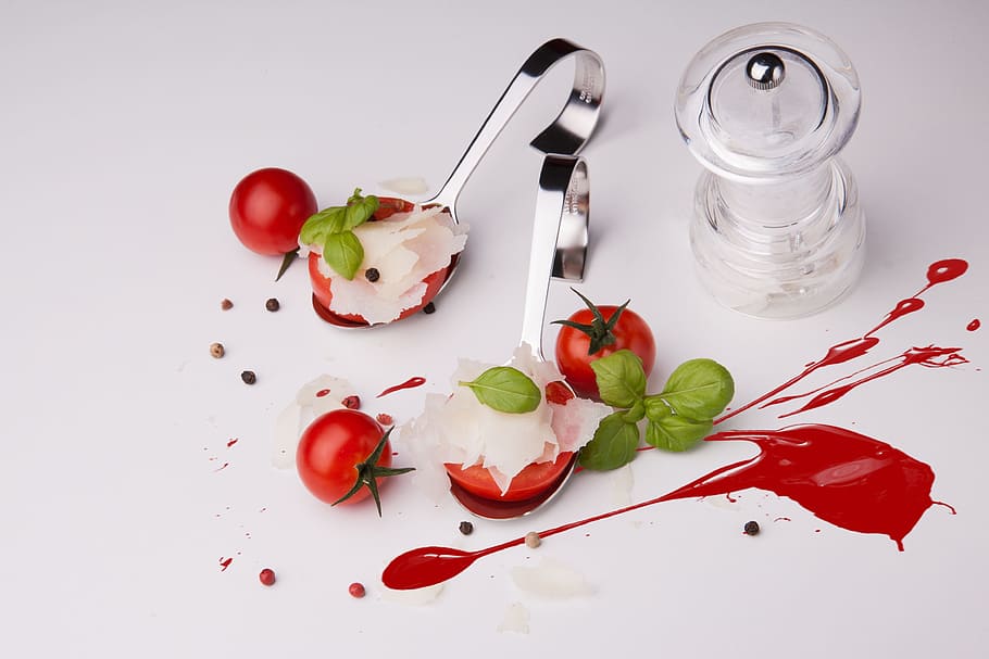 tomàquets, aplanar, blanc, superfície, parmesà, entrant, fred, alfàbrega, menjar, formatge, formatge parmesà, frisch, deliciós, cuina, gana, aperitiu fred, vitamines delicioses, casolà, Itàlia, amanida, menjar i beguda, fruita, a l'interior, tir de l'estudi, cap gent, vermell, alimentació saludable, frescor, contenidor, natura morta, vista d’angle alt, vegetals, benestar, full, tomàquet, fons blanc, espècia, jar, cirera, Xile vermell, herba, 4K