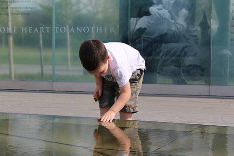 anak laki-laki memegang air, anak laki-laki, peringatan, anak, anak muda, muda, orang-orang, keluarga, pria, hari, putih, prajurit yang terluka, Washington DC, washington, refleksi, satu orang, air, di luar rumah, pakaian kasual, orang sungguhan, laki-laki, masa kecil, bahan kaca, kegiatan waktu luang, pembengkokan, alam, penuh, Arsitektur, remaja, kolam renang, tidak bersalah, 2K, CC0, domain publik, bebas royalti