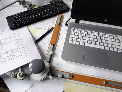 lavoro, disegno, plotter, la modifica, tecnologia, tastiera del computer, tecnologia wireless, computer, il computer portatile, industria, attrezzatura informatica, tastiera, scrivania, tavolo, mobilia, nessuno, in casa, connessione, natura morta, attività commerciale, comunicazione, planimetria, ufficio, vista dall'alto, mouse del computer, 4K, CC0, dominio pubblico, privo di copyright