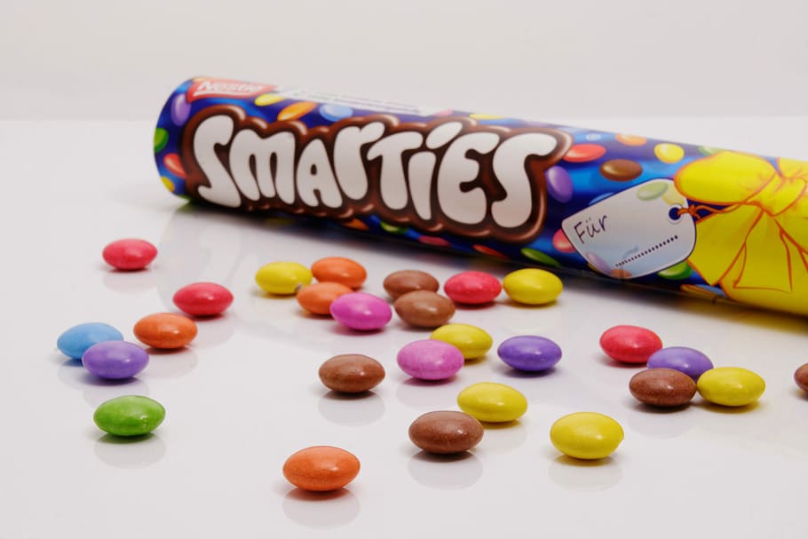 sladký, cukroví, Lahodné, okusovat, jídlo, smarties, barvitý, studio shot, vícebarevné, velká skupina objektů, nikdo, detail, bílé pozadí, uvnitř, stálý život, jídlo a pití, sladké jídlo, požitek, variace, nezdravé stravování, hračka, výběr, umění a řemesla, stůl, pokušení, 2K