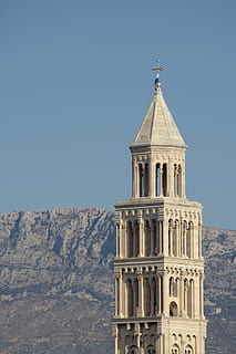 Croàcia, Dalmàcia, dividir, religió, espiritualitat, lloc de culte, arquitectura, cap gent, exterior de l'edifici, creença, cel, estructura construïda, cel clar, naturalesa, creu, edifici, torre, dia, muntanya, viatjar, a l'aire lliure, fletxa, 2K, CC0, domini públic, lliure de regalies