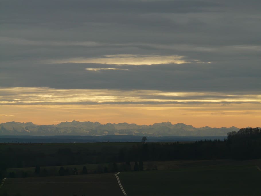 vista distante, montagne, alpino, visione, chiaro, cielo, natura, paesaggio, nuvola - cielo, bellezza nella natura, scenics - natura, tramonto, scena tranquilla, la tranquillità, ambiente, albero, nessuno, pianta, idilliaco, campo, scena non urbana, strada, terra, mezzi di trasporto, all'aperto, 2K
