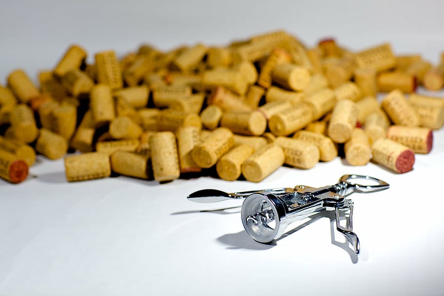 marró, lot de suro, gris, inoxidable, obridor de suro d'acer, taps de suro, llevataps, cargol, vi, beure, alcohol, begudes, celler, aïllat, xampany, gust, a l'interior, primer pla, menjar i beguda, menjar, tir de l'estudi, natura morta, gran grup d'objectes, cap gent, centrar-se en primer pla, taula, fons blanc, frescor, groc, metall, llest per menjar, abundància, enfocament selectiu, benestar, material de fusta, alimentació saludable, color plata, berenar, 5K