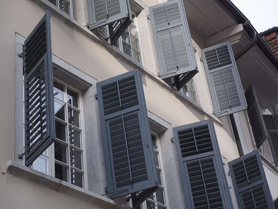 persianes, finestra, edifici, obert, casa, façana, ciutat, solothurn, arquitectura, estructura construïda, exterior de l'edifici, vista d’angle baix, cap gent, barri residencial, dia, escapament de foc, escala, passos i escales, barana, a l'aire lliure, naturalesa, seguretat, accidents i desastres, sortida d'emergència, llum solar, apartament, 4K