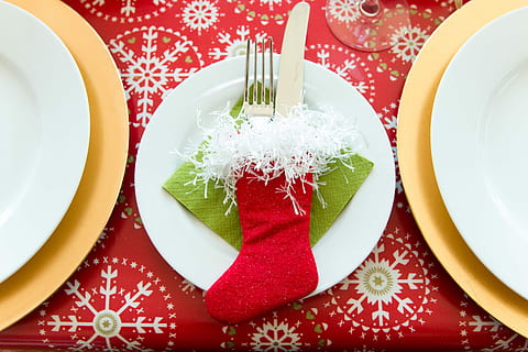 rot, Weihnachten, Strumpf, Gabel, Messer, Weiß, Keramik, Teller, Rahmen, Tabelle, Essen und Trinken, Feier, Essgeschirr, Lebensmittel, Küchenutensilien, drinnen, keine Leute, direkt darüber, Tischdecke, High Angle View, Muster, Studioaufnahme, Tischmesser, Veranstaltung, Stillleben, Geschirr, leere Platte, den Tisch decken, 5K, CC0, gemeinfrei, lizenzfrei