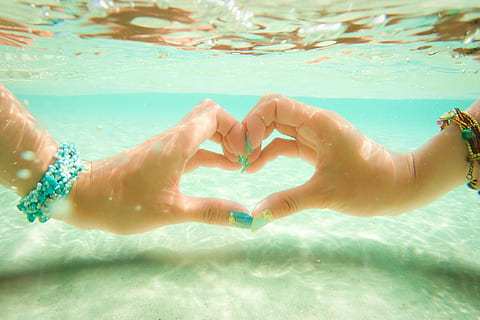 Herz Handzeichen, unter wasser, Herz, Handzeichen, Urlaube, Sommer-, Wasser, Menschen, Frau, Spaß, Blau, kaukasischer Abstammung, Frauen, draußen, menschliche Hand, Entspannung, Meer, Lebensstile, Schwimmen, Vergnügen, Liebe, Strand, zwei Menschen, menschliches Körperteil, Zusammengehörigkeit, echte Menschen, menschlicher Finger, positive Emotionen, Erwachsene, Schwimmbad, Natur, Hand, Emotion, Nahansicht, Paar - Beziehung, Tag, türkisfarben, 1080P, CC0, gemeinfrei, lizenzfrei