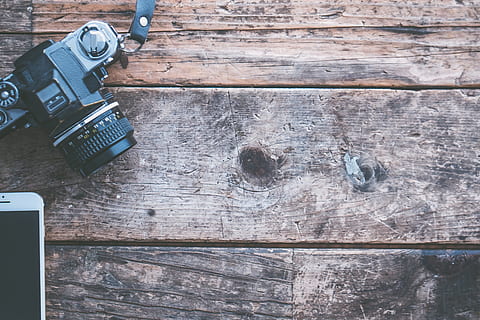 schwarz, DSLR-Kamera, braun, Holz, Apfel, Gerät, Kamera, Kameraobjektiv, Schreibtisch, Hartholz, iphone, Linse, Telefon, Bretter, Smartphone, Oberfläche, Technologie, Ansicht von oben, Holzbretter, Holztisch, Holz - Material, alt, keine Leute, High Angle View, Kommunikation, Stillleben, Tabelle, direkt darüber, Tag, Retro-Stil, drinnen, Metall, Muster, Kamera - Fotoausrüstung, analog, Verbindung, Fotografie-Themen, Nahansicht, 4K, CC0, gemeinfrei, lizenzfrei
