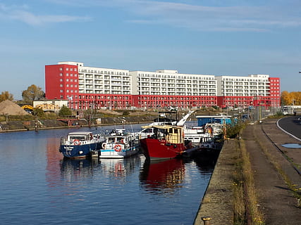 offenbach, port, riu, vaixell, transport, aigua, exterior de l'edifici, manera de transport, estructura construïda, arquitectura, vaixell nàutic, cel, dia, ciutat, naturalesa, edifici, davant del mar, a l'aire lliure, cap gent, reflexió, núvol - cel, embarcacions de passatgers, 4K, CC0, domini públic, lliure de regalies