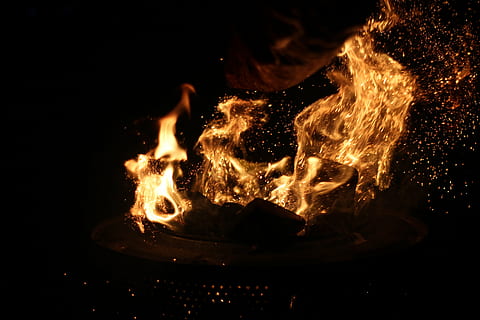 lejr, ild, camp ild, flamme, udendørs, træ, varme, sommer, nat, Camping, rekreation, brænding, brand - naturligt fænomen, varme - temperatur, bevægelse, sort baggrund, ingen mennesker, tæt på, studio skud, sort farve, natur, bål, sløret bevægelse, indendørs, mørk, brændt, mad og drikke, helvede, smeltning, 5K, CC0, offentligt domæne, royaltyfrie