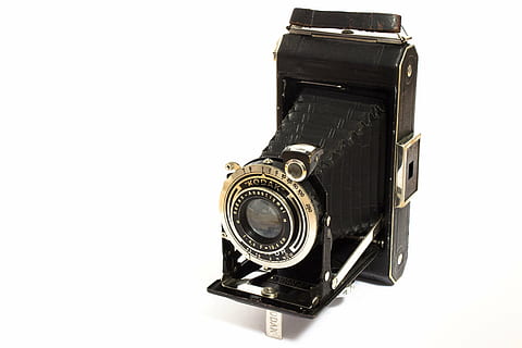 kodak, kamera, analog, medium format, antik, gammel, fotografi, nostalgi, retro, fotokamera, gammelt kamera, kameralinsen, linse, fotografering, nostalgisk, fotografisk udstyr, tæt, sort, film, analog film, gammeldags, hvid baggrund, retro stylet, skåret ud, enkelt objekt, fotografering temaer, kamera - fotografisk udstyr, teknologi, ingen mennesker, tæt på, studio skud, stilleben, indendørs, kopiere plads, udstyr, sort farve, metal, sølvfarvet, digitalt kamera, personlige tilbehør, 5K, CC0, offentligt domæne, royaltyfrie