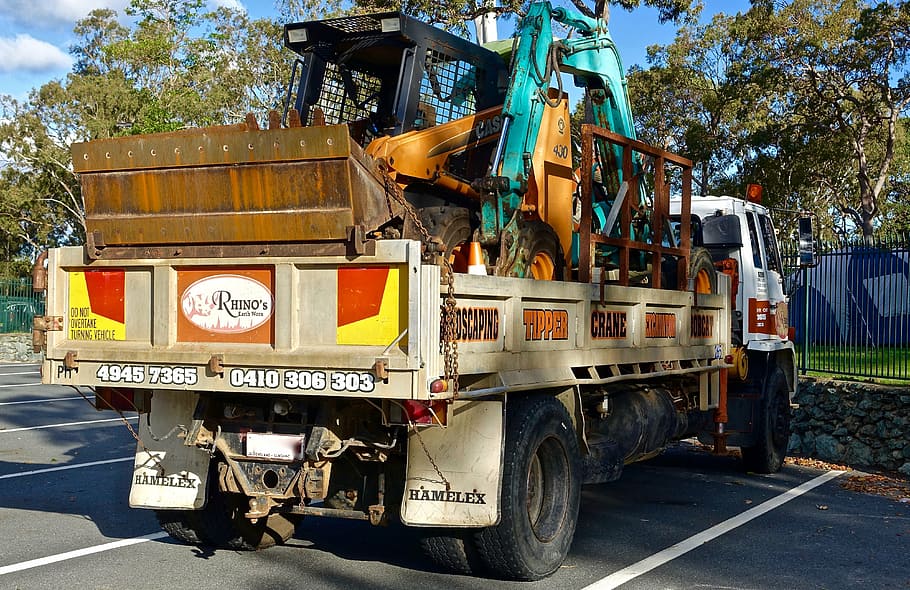 bobcat, màquina, excavadora, construcció, equipament, tractor, carregador, excavar, excavació, maquinària, transport, manera de transport, vehicle terrestre, carretera, arbre, dia, camió, planta, ciutat, automòbil, llum solar, carrer, ocupació, industria de la construcció, indústria, cap gent, a l'aire lliure, maquinària de construcció, naturalesa, 4K