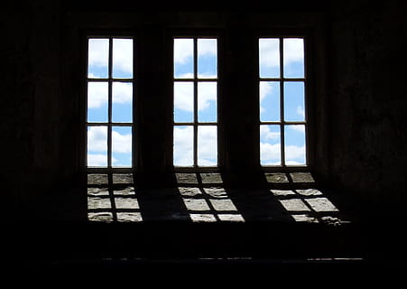 fereastră, ușoară, nori, contrast, castel, armonie, clădire, vedere, dincolo, arhitectură, turn, Trei, vechi, cer, lumina soarelui, zi, construită, siluetă, în interior, nici o persoana, natură, sticlă - material, transparent, întuneric, geometrică, grătar, model, formă, rama ferestrei, 1080P, CC0, domeniu public, fără drepturi de autor
