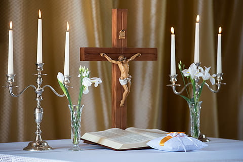 vela, endins, taula, candelabro, decoració, Església, a l'interior, llibre, cap gent, publicació, espiritualitat, flor, religió, creu, titular de canelobres, mobles, creença, equips d’il·luminació, planta amb flors, representació humana, crucifix, gerro, cortina, llum elèctrica, 2K, CC0, domini públic, lliure de regalies