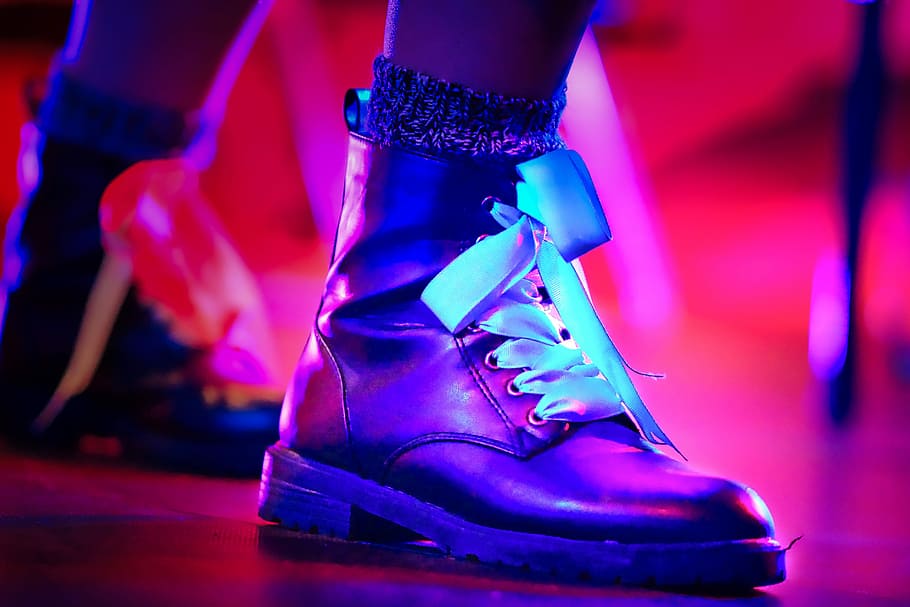 Wissenschaft, Technologie, Performance, glänzend, Schuh, Nahansicht, Mode, Fokus auf den Vordergrund, High Heels, drinnen, menschliches Körperteil, Körperteil, Gliedmaßen, Kunst, Kultur und Unterhaltung, Stiefel, Blau, Veranstaltung, menschliches Glied, Nachtleben, niedriger Abschnitt, Kleidung, Bühne, eine Person, Konzert, 5K