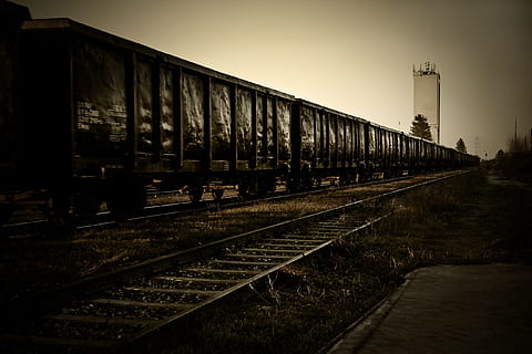 Güterzug, Zug, Silo, Schienenverkehr, Spur, Bahngleis, Transport, Himmel, Transportmittel, die Architektur, Güterverkehr, Natur, keine Leute, Zug - Fahrzeug, Geschäft, öffentliche Verkehrsmittel, gebaute Struktur, Dämmerung, draußen, Rangierbahnhof, Gebäudehülle, 2K, CC0, gemeinfrei, lizenzfrei