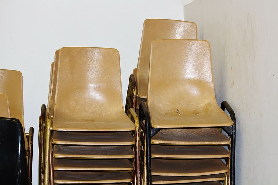 sedie, pila, impilati, sedia, posto a sedere, in casa, nessuno, avvicinamento, legno - materiale, di fila, ordine, color oro, ripetizione, gruppo di oggetti, preparativi, fianco a fianco, assistenza sanitaria e medicina, natura morta, brillante, tavolo, stanza domestica, tre oggetti, 5K