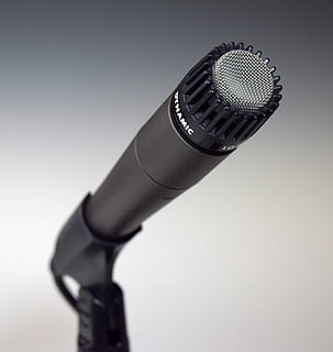 nero, grigio, dinamico, microfono, titolare, mic, Audio, registrazione, studio, cantante, talkshow, talkmaster, parlare, discorso, attrezzatura, stage - spazio per le prestazioni, girato in studio, in casa, dispositivo di input, avvicinamento, tecnologia, singolo oggetto, musica, nessuno, cultura artistica e intrattenimento, sfondo colorato, sfondo grigio, natura morta, comunicazione, sfondo bianco, colore nero, concentrarsi sulle conoscenze acquisite, metallo, connessione, copia spazio, color argento, 4K, CC0, dominio pubblico, privo di copyright