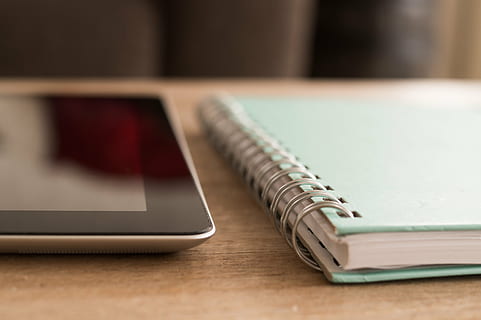 flach, fokus fotografie, blaugrünes gewundenes Notizbuch, Notizbuch, ipad, Technologie, Bildschirm, Geschäft, berühren, Digital, analog, drinnen, Tabelle, Nahansicht, keine Leute, selektiver Fokus, Verbindung, kabellose Technologie, Veröffentlichung, Fokus auf den Vordergrund, Buch, Notizblock, Stillleben, Spiralblock, Bildung, Holz - Material, Kommunikation, Stapel, tragbares Informationsgerät, leer, 5K, CC0, gemeinfrei, lizenzfrei
