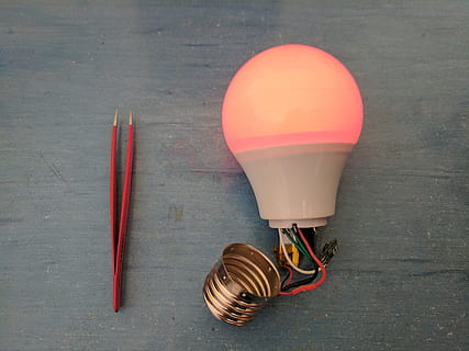 pære, elektronik, IoT, lampe, lys, teknologi, elektrisk, elektricitet, lys pære, belysning, innovation, elektrisk lampe, udstyr, ingen mennesker, tæt på, dyre temaer, bord, indendørs, dag, stilleben, høj vinkel visning, træ - materiale, rød, orange farve, direkte over, beholder, lyserød farve, gummi, mad og drikke, glas, to objekter, drikke, Brun, 4K, CC0, offentligt domæne, royaltyfrie