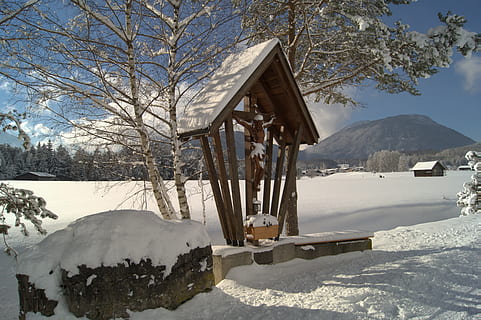 Winter, Schnee, winterlich, Baum, kalt, schneebedeckt, Winterbüsche, Weiß, Winterwald, Wintertraum, Landschaft, Wald, Licht, Kreuz, kalte Temperatur, Berg, Natur, Schönheit in der Natur, Szenen - Natur, Tag, Ruhe, Pflanze, ruhige Szene, Sonnenlicht, keine Leute, Wasser, gefroren, Himmel, Land, draußen, schneebedeckter Berg, 5K, CC0, gemeinfrei, lizenzfrei