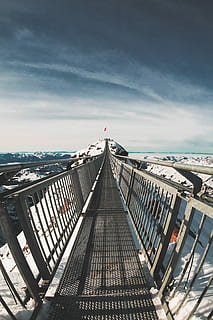 c r, O, i n g, grau, Metallbrücke, über, Schnee, bedeckt, Berge, Brücke, Tor, Gipfel, wild, schweizerisch, Himmel, die Architektur, wolke - himmel, gebaute Struktur, Natur, Geländer, der Weg nach vorn, Richtung, Tag, draußen, abnehmende Perspektive, Transport, Wasser, Metall, Meer, Sonnenlicht, Seebrücke, keine Leute, 2K, CC0, gemeinfrei, lizenzfrei