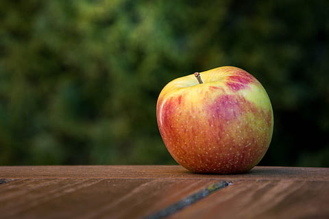 Apfel, Obst, fallen, Tabelle, Stillleben, Apfel - Frucht, Holz - Material, Lebensmittel, Frische, reif, Natur, organisch, gesundes Essen, rot, Diät halten, Sommer-, Essen und Trinken, Wohlbefinden, einzelnes Objekt, keine Leute, Tag, selektiver Fokus, Nahansicht, Fokus auf den Vordergrund, draußen, Sonnenlicht, Holzmaserung, 1080P, CC0, gemeinfrei, lizenzfrei