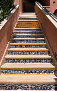 Treppe, allmählich, Muster, Entstehung, Fertig, Wand, Geländer, Außentreppe, draussen, Ornamente, gemauert, Steinstufen, Transfer, tritt ein, erhebt euch, Stein, Treppenstufe, die Architektur, keine Leute, Stufen und Treppen, gebaute Struktur, Tag, High Angle View, der Weg nach vorn, Richtung, Gebäudehülle, draußen, Metall, Gebäude, Natur, leeren, Design, Abwesenheit, Dachziegel, 4K, CC0, gemeinfrei, lizenzfrei