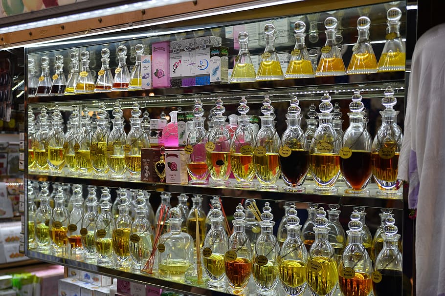 perfumeria, botiga, basar, perfum, botiga, prestatge, supermercat, venda al detall, menjar i beguda, nevera, beure, contenidor, elecció, variació, ampolla, refresc, a l'interior, gran grup d'objectes, abundància, cap gent, menjar, en fila, arranjament, compres, alcohol, venda, ordre, visualització al detall, 5K