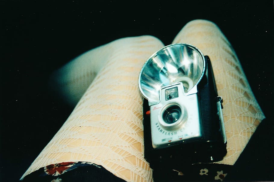 vintage, gris, negre, càmera, flaix, taronja, tela de tela, persona, volta, càmera vintage, bombeta flash, obturador, tecnologia, temes de fotografia, estil retro, primer pla, a l'interior, càmera - equip fotogràfic, vista d’angle alt, natura morta, antiguitat, sol objecte, cap gent, nostàlgia, activitat, centrar-se en primer pla, tir de l'estudi, reflexió, fons negre, fotografiar, càmera digital, 2K