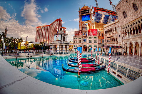 arancia, Marrone, edifici della città, città marrone, edifici, architettura, vacanze, posto famoso, destinazioni di viaggio, all'aperto, Hotel, struttura costruita, blu, viaggio, notte, turismo, piscina, acqua, riflessione, movimento sfocato, esterno dell'edificio, gondola - barca tradizionale, città, cielo, natura, costruzione, persone accessorie, giorno, grande gruppo di persone, cultura artistica e intrattenimento, illuminato, movimento, canale, 4K, CC0, dominio pubblico, privo di copyright
